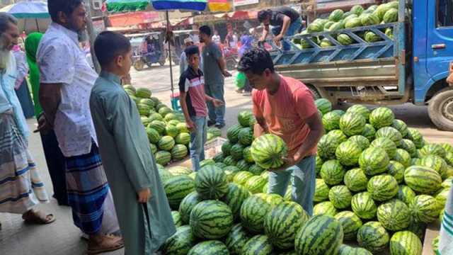 বাজারে তরমুজের পসরা, দামে হতাশ স্বল্প আয়ের মানুষ