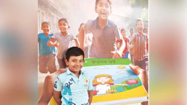 বইমেলায় ঘোরাঘুরি ও প্রিয় লেখকের সঙ্গে দেখা...