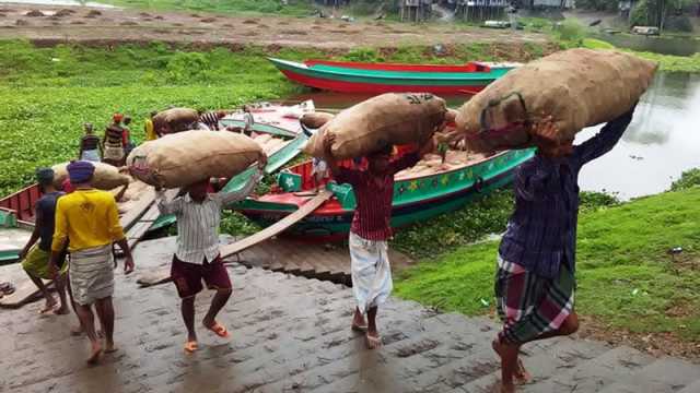 ভালো ফলনেও আলু নিয়ে বিপদ কাটছে না কৃষকের