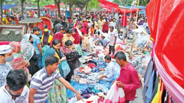 হলিডে মার্কেটে জমজমাট ঈদ কেনাকাটা