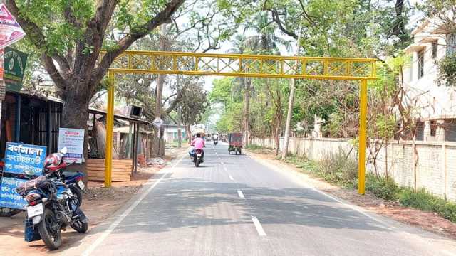 ভারী যানবাহন ঠেকাতে সড়কে বারপোস্ট