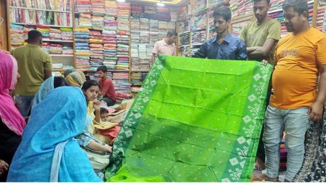 জমছে বাজার, ভিড় বাড়ছে শহরজুড়ে