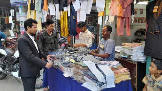 পোশাকের দাম বেশি, আক্ষেপ ক্রেতা-বিক্রেতার