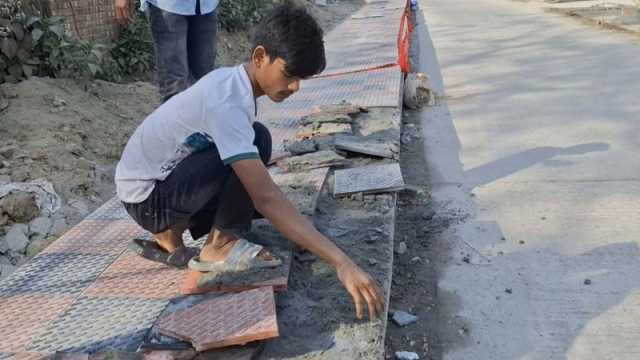 নির্মাণে অনিয়মের প্রতিবাদ জনতার পালালেন ঠিকাদার