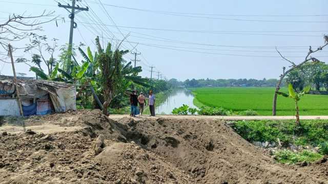 ভবন নির্মাণে সরকারি কালভার্টের মুখ ভরাট