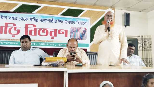 আ’লীগ নেতাদের নিয়ে ঈদ উপহার বিতরণ ইউএনওর