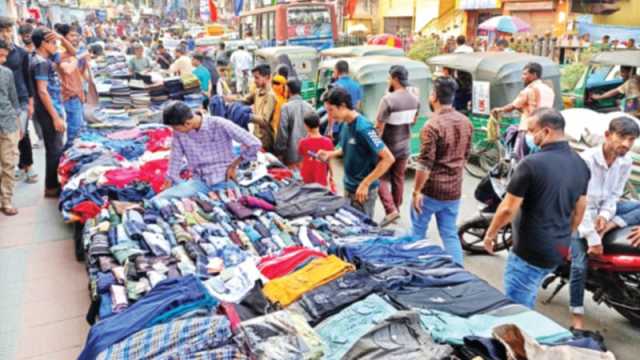 বৈষম্যবিরোধী ব্যানারে ফুটপাত দখল