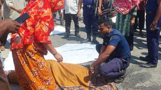 ট্রাকচাপায় বাড়ি ফেরা হলো না মা-ছেলের