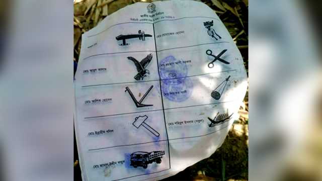 ডিসি বাংলোর পুকুরে মিললো শতাধিক বস্তা ব্যালট