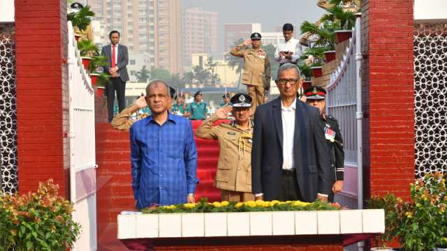 রাজারবাগ পুলিশ স্মৃতিসৌধে স্বরাষ্ট্র উপদেষ্টা-আইজিপির শ্রদ্ধা