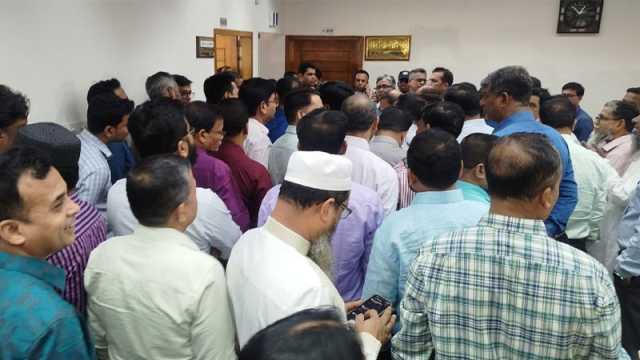 এনআইডি সেবা স্থানান্তরের প্রতিবাদে অবস্থান কর্মসূচি