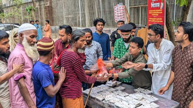 ঢাবিতে ছিন্নমূল মানুষের মধ্যে ছাত্রদল নেতার ইফতার বিতরণ