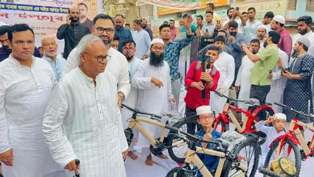 মাসব্যাপী নামাজ পড়া ৩২ কিশোরকে সাইকেল দিল মহানগর উত্তর বিএনপি