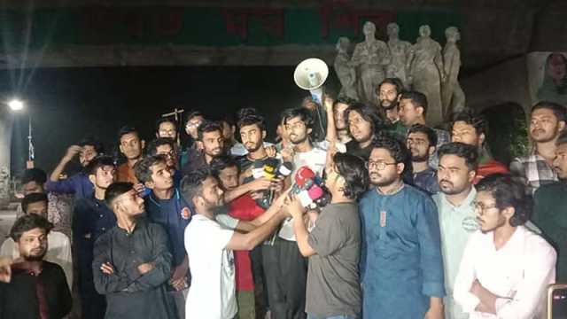 আওয়ামী লীগকে নিষিদ্ধের দাবিতে মধ্যরাতে ঢাবিতে বিক্ষোভ