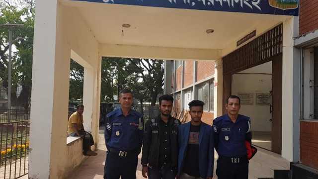ভারতীয় পণ্যসহ তিন চোরাকারবারি গ্রেপ্তার