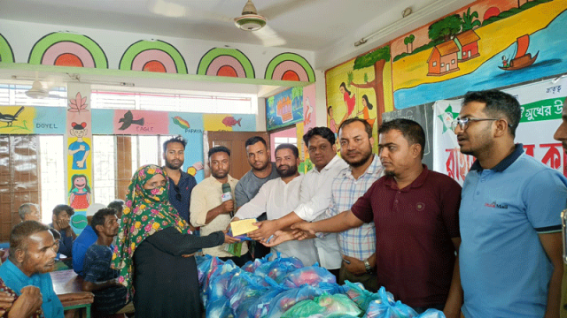 কুলাউড়ায় রাইজিং স্টার ক্লাব দক্ষিণ লংলা’র উদ্যোগে খাবার ও অর্থ বিতরণ 