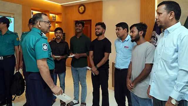 সহযোগী পুলিশ হচ্ছেন ডাকাত ধরা ছয় নিরাপত্তাকর্মী
