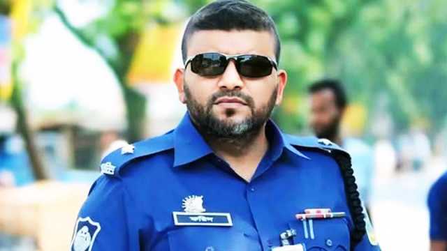 বকেয়া পরিশোধ করলেন সেই পুলিশ কর্মকর্তা