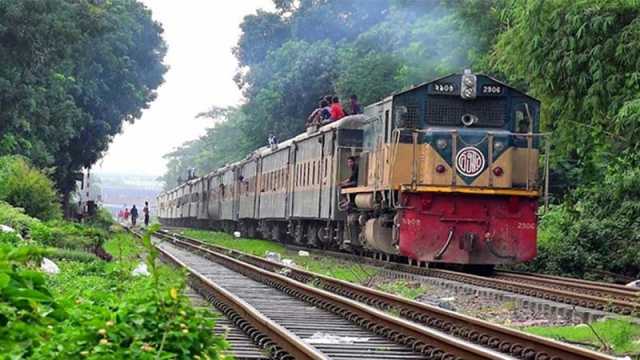 স্ত্রীকে বিদায় বলে ট্রেনের নিচে ঝাঁপ দিলেন স্বামী