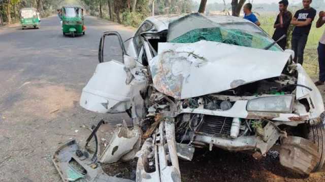 নিয়ন্ত্রণ হারিয়ে গাছের সঙ্গে প্রাইভেট কারের ধাক্কা, প্রাণ গেল বাবা-মেয়ের