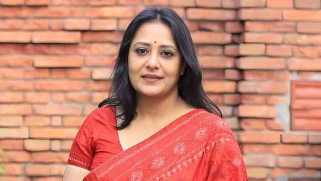 ভুয়া ফেসবুক নিয়ে বিড়ম্বনায় অপি করিম