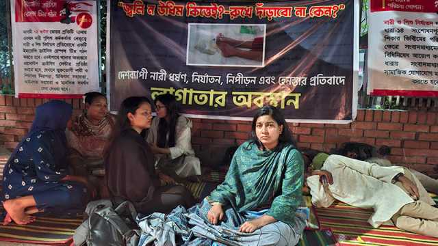 ধর্ষণের বিচারসহ পাঁচ দাবিতে ছয়দিন ধরে শাহবাগে অবস্থান ঢাবি শিক্ষার্থীর