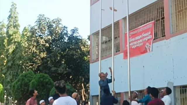 পছন্দের ইমামকে না রাখায় জাতীয় পতাকার খুঁটিতে জুতা, ভিডিও ভাইরাল