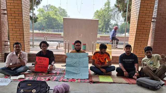 রাবিতে হল খোলা রাখার দাবিতে শিক্ষার্থীদের অবস্থান 