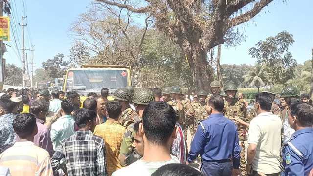 সড়কে বাস দাঁড় করিয়ে যাত্রী ওঠা-নামানোয় চালককে ‘লাঠিপেটা’ ইউএনওর
