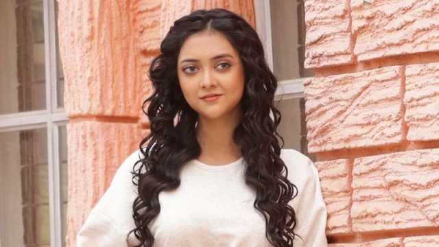গাড়িতে আগুন, প্রাণে বেঁচে গেলেন শিল্পী পারশা মাহজাবীন