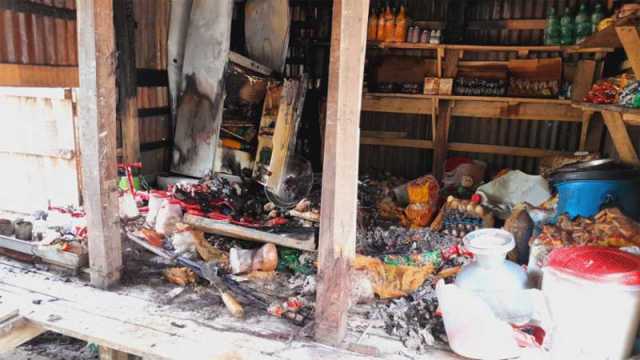 ঘুমন্ত ব্যবসায়ীকে আটকে দোকানে অগ্নিসংযোগ