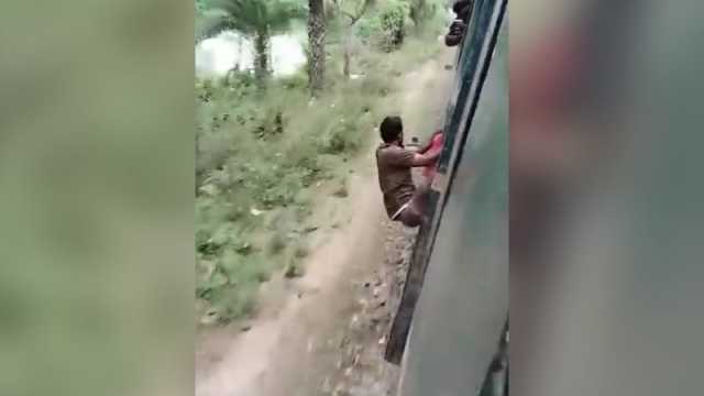 চলন্ত ট্রেন থেকে এক ব্যক্তিকে ফেলে দেওয়ার ভিডিও ভাইরাল, আসলে ঘটনা কী    