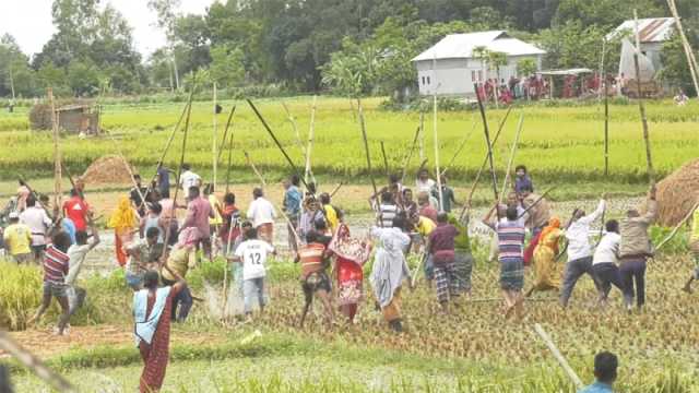 ধানক্ষেত দখলে বাধা দেওয়ায় প্রতিপক্ষের হামলা, আহত ২০
