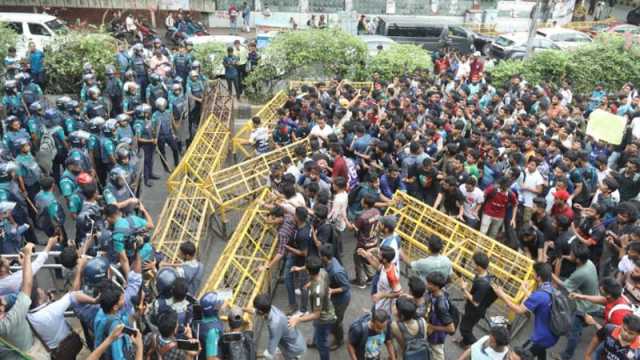 ছবিতে জবি শিক্ষার্থীদের লংমার্চ