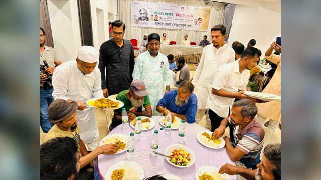 অভিজাত রেস্তোরাঁয় এক বেলা পেটপুরে খেলেন শত শ্রমিক