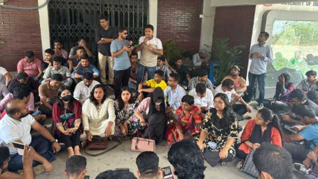 উপাচার্যের কার্যালয়ের সামনে অবস্থান নিয়ে সাম্য হত্যার বিচার চাইল ঢাবি ছাত্রদল