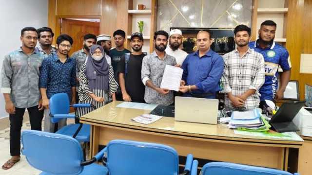 শিক্ষক নাদিরা ইয়াসমিনকে সাতক্ষীরা কলেজে যোগদান করতে না দেওয়ার ঘোষণা 