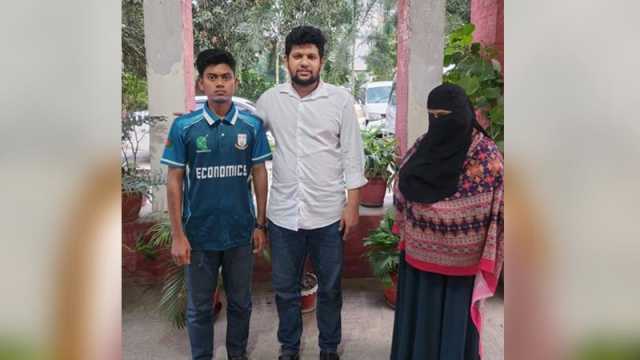 বোতল নিক্ষেপকারী শিক্ষার্থীকে বাসায় দাওয়াত দিলেন তথ্য উপদেষ্টা
