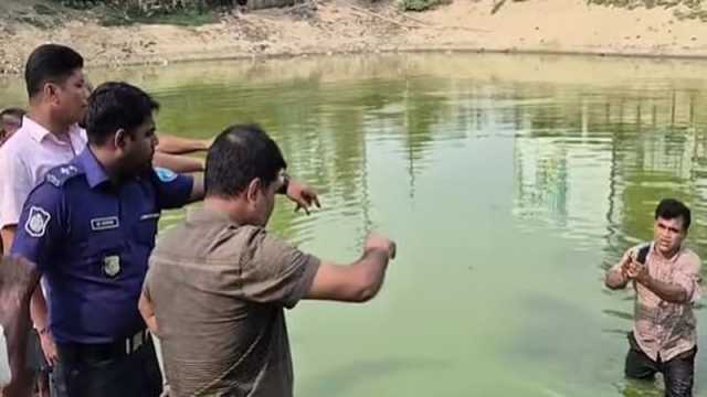 ‘আমার মা মারা গেছে, কাল মেজবান, আমাকে এখন ধইরেন না ভাই’