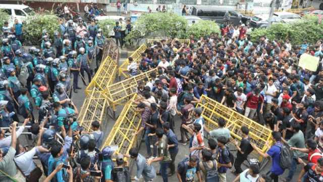 জবি শিক্ষার্থীদের লংমার্চে লাঠিপেটা-কাঁদানে গ্যাস নিক্ষেপ, শতাধিক আহত 