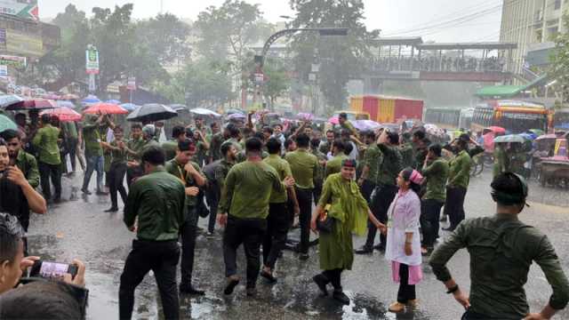 ব্যারিকেড সরিয়ে শাহবাগ মোড় অবরোধ নার্সিং শিক্ষার্থীদের