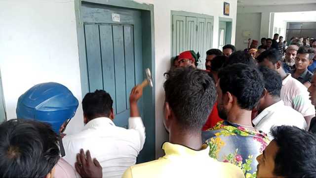 ইউপি চেয়ারম্যানের কক্ষের তালা ভেঙে নতুন তালা ঝুলিয়ে দিল বিএনপি