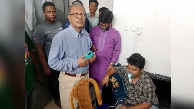 আহত শিক্ষার্থীদের দেখতে হাসপাতালে জবি উপাচার্য