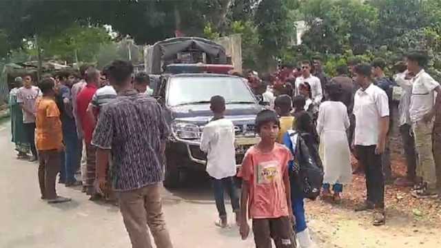 ফরিদপুরে প্রধান শিক্ষকের পদত্যাগ দাবিতে শিক্ষকদের অবরুদ্ধ, ক্লাস বর্জন