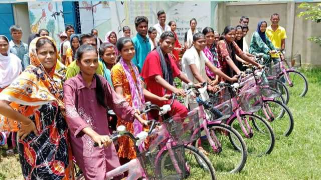 সাইকেল পেয়ে খুশি চা বাগানের শিক্ষার্থীরা