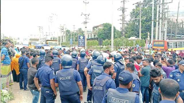 বকেয়া বেতনের দাবিতে মহাসড়ক অবরোধ