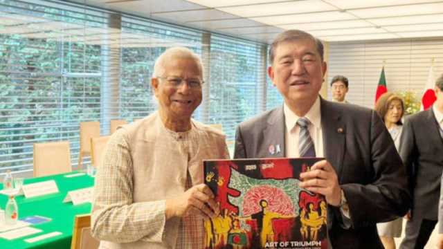 জাপানের প্রধানমন্ত্রীকে জুলাই গ্রাফিতি উপহার দিলেন প্রধান উপদেষ্টা