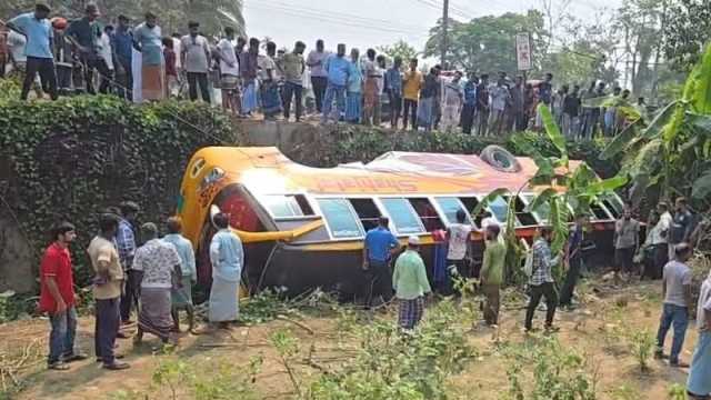 নিয়ন্ত্রণ হারিয়ে যাত্রীবাহী বাস খাদে, আহত ২০