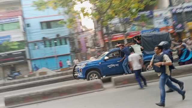 আইভীকে গ্রেপ্তার করে নেওয়ার পথে পুলিশের গাড়িবহরে হামলা