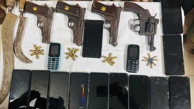 রাজধানীতে সেনাবাহিনীর অভিযানে অস্ত্র-গুলিসহ গ্রেপ্তার ১০